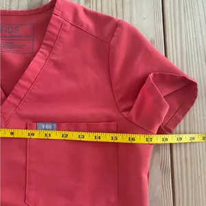 FIGS Scrub Top XXS Red Casma V-Neck Technical‎ Collection FW1000 thumbnail 9