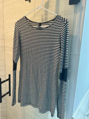 Lululemon Black/White stripe shirt thumbnail 3