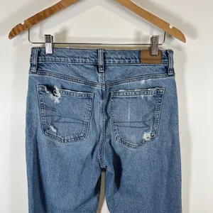 American‎ Eagle High Rise Relaxed Straight Jeans Blue Distressed Raw Hem Size 0 thumbnail 10