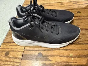 Women’s Nike Lightweight Black Sneakers thumbnail 3