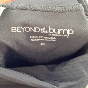 Beyond Yoga Alloy Beyond The Bumpy Maternity Leggings Black‎ Silver XS thumbnail 4