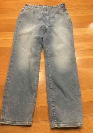 Good American Size 15 Light Wash Straight Leg Jeans with Seam Detail thumbnail 1