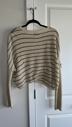 Urban Outfitters Sweater Cropped thumbnail 2