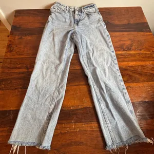 Zara‎ Light Acid Wash High Rise Wide Leg Frayed Hem Denim Jeans Womens Size 4 26 thumbnail 1