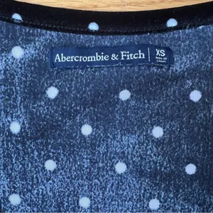 Abercrombie & Fitch Velvet Black and White Polka Dot Blouse Scalloped Trim Sz XS thumbnail 4