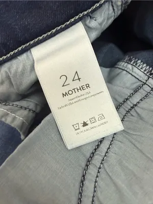 Mother Denim The Outsider Crop Flare Jeans: Two Strangers Ride On The Subway thumbnail 15