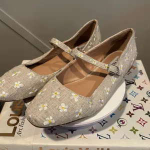 Steve Madden Linen Daisy Embroidered Mary Jane Flats Womens 8.5 Beige Square Toe thumbnail 3