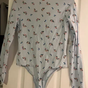 NWT Pink floral bodysuit long sleeve tee size small thumbnail 3