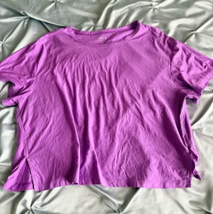 Old Navy Active Women's Bright Lavender CloudSoft Athletic Shorts thumbnail 1