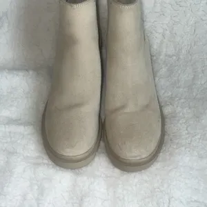 Steve Madden‎ Cream Ankle Booties with Suede Texture thumbnail 2