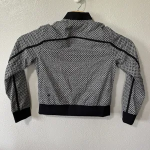 Lululemon Reversible Bomb Around Jacket in Monochromic Black‎ Women's Size 4 thumbnail 4