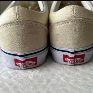 sneakers thumbnail 3