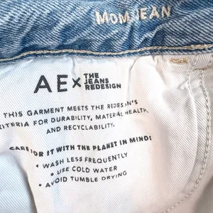 American Eagle x The Jeans Redesign Mom Jean in Washed Blue Size 14 thumbnail 12
