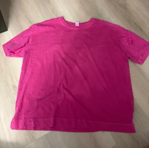 Old navy tee  thumbnail 1