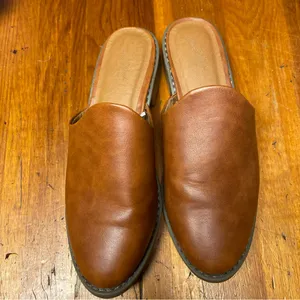 Universal Threads NWOT Tan Slip-On Mules Maura Style thumbnail 3
