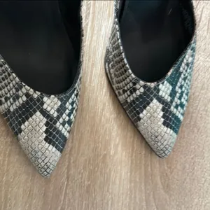 Marc Fisher Black and White Heels with Sleek Design thumbnail 8