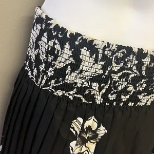 White House Black Market Black Floral Lined Pleated Elastic Waist Skirt- Medium thumbnail 5