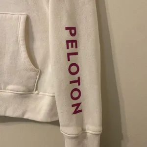 Peloton Incline Side Zip Pullover Sweatshirt Size Small Ivory Pink‎ Spell Out thumbnail 3