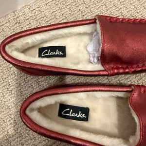 NEW CLARKS Faux‎ Fur Moccasin Slippers size 9 Metallic Red thumbnail 3