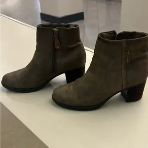 Rockport! Elegant Taupe Ankle Booties 7 1/2–great shape/clean thumbnail 4