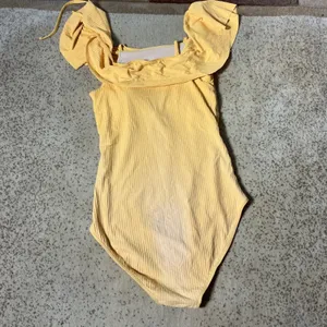 Albion Fit Womens Yellow Ribbed Ruffle Off The Shoulder One Piece Swimsuit‎ S thumbnail 5