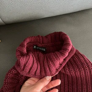 Express Maroon Turtleneck Sweater. In good Condition. Soft & Cozy. Size S. thumbnail 3
