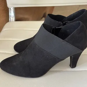 Katy Perry Bryann Black Faux Suede Elastic Strap Ankle‎ Booties Size 7.5M thumbnail 1