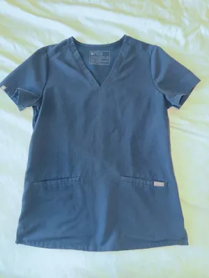 Casma FIGS Three-Pocket Top thumbnail 1