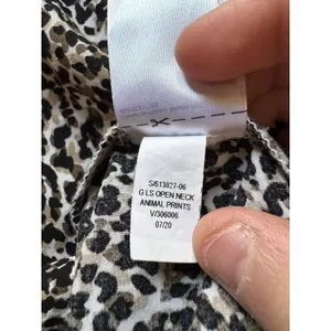 Old Navy Women Sz Small Leopard Print Popover Top Long‎ Sleeve Lightweight Shirt thumbnail 14