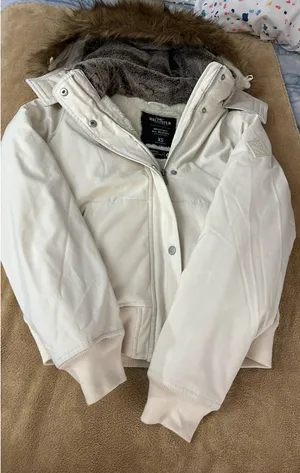 White hollister all whether jacket  thumbnail 3