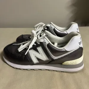 New Balance Women’s 574 V2 Metallic Leather Sneaker • WL574LD2 • Size 9 thumbnail 2