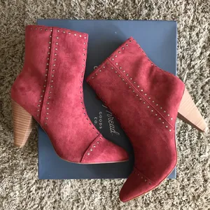 New w/ Box⭐️Universal Thread Booties thumbnail 1