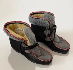 Vintage Snowland Women's Faux Fur-Lined Ankle Après Ski Boots in Black and Gray thumbnail 2