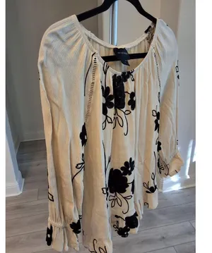 Liv Los Angeles Womens Sz S Black/White Embroidered Flowers Ruffle Tunic Top thumbnail 3