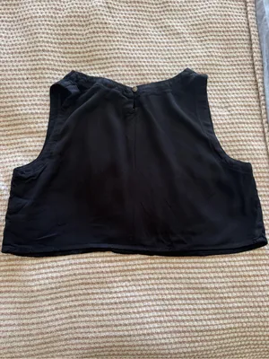 Petal & Pup Sutton Sleeveless Crop Top in US 10 thumbnail 2