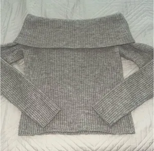 H&M Off The Shoulder Top thumbnail 1