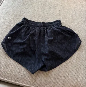 Lululemon Shorts Hotty Hot 2.5" thumbnail 4