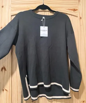 dark green sweater Size M thumbnail 1