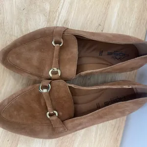 Hosis Brown Suede Loafers with Gold Accents thumbnail 3