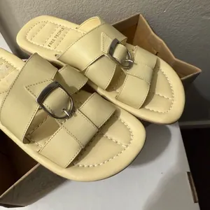 Free People Women’s 6.5 Cream Sloan Buckle Sandals thumbnail 4