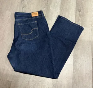 Signature Levi Strauss mid rise bootcut jeans thumbnail 3