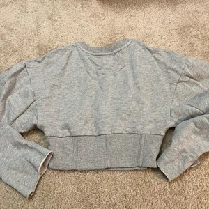 Urban Outfitters Heather Gray Cropped, Ribbed Sweatshirt thumbnail 4