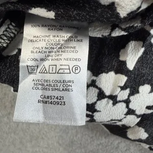 Ann Taylor LOFT Women's Large Black & White Floral Print V-Neck Button Front Blouse Top thumbnail 9