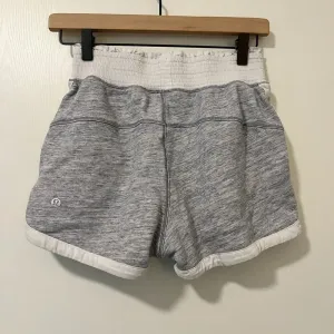 LULULEMON Cool & Collected Shorts 2.5”‎ in Heathered Space Dyed Nimbus thumbnail 4
