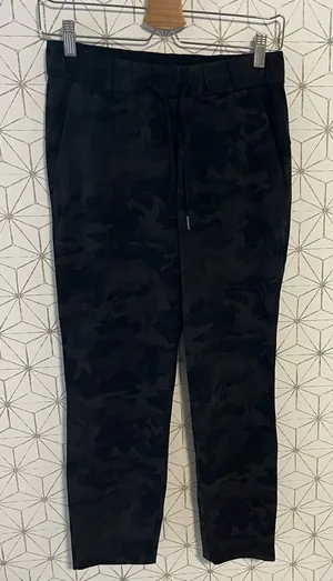 Lululemon On the Fly 7/8 Pant Black Camo thumbnail 1