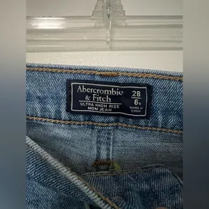 Abercrombie & Fitch Ultra‎ High Rise Mom Jeans Distressed Size 28 thumbnail 5