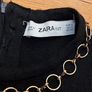 Zara Knit Dress Womens Black‎ Gold Chain Neck Shift Mini S thumbnail 4