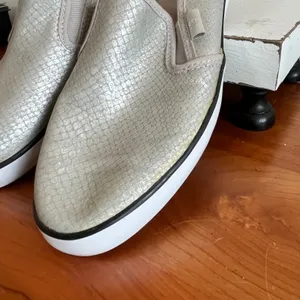 G by GUESS‎ Malden6 Womens Silver Metallic Snakeskin Slip On Sneakers Size 8.5M thumbnail 5