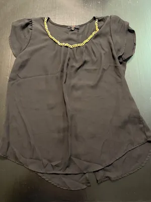 E&M Womens Black Short Sleeve Blouse Gold Chain Neck‎ Button Back Top Medium thumbnail 1