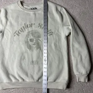 Women's Authentic Taylor Swift Size Small Cream Vault Tour Crewneck Sweater‎ thumbnail 6